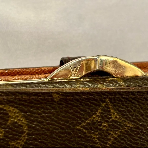 ✨Louis Vuitton KISS LOCK Wallet in great condition except 2 small call-outs✨ - Picture 12 of 17